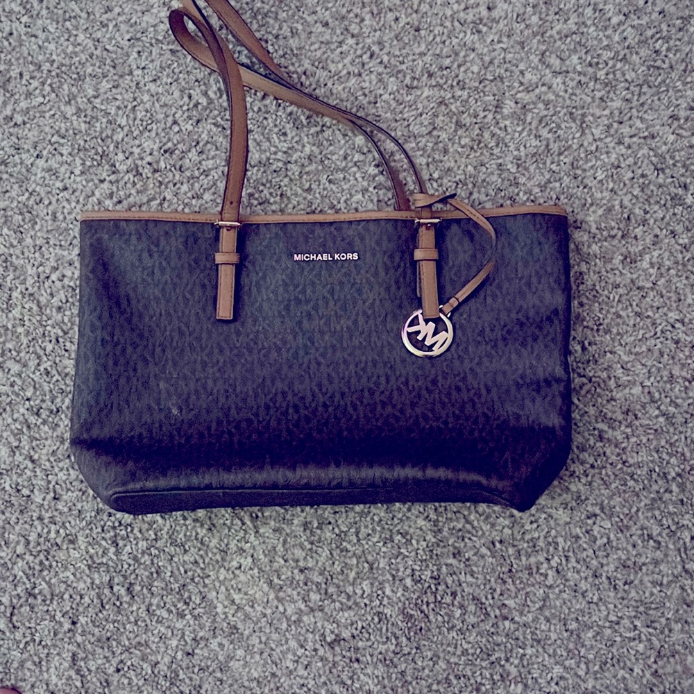 I am selling a Michael kors bag my husband wants me to downsize on my purses